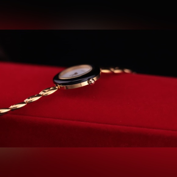 Vintage 1990s Gucci Interchangable Bezel 11/12.2 Women Watch
Rice Link Bracelet - Picture 5 of 16